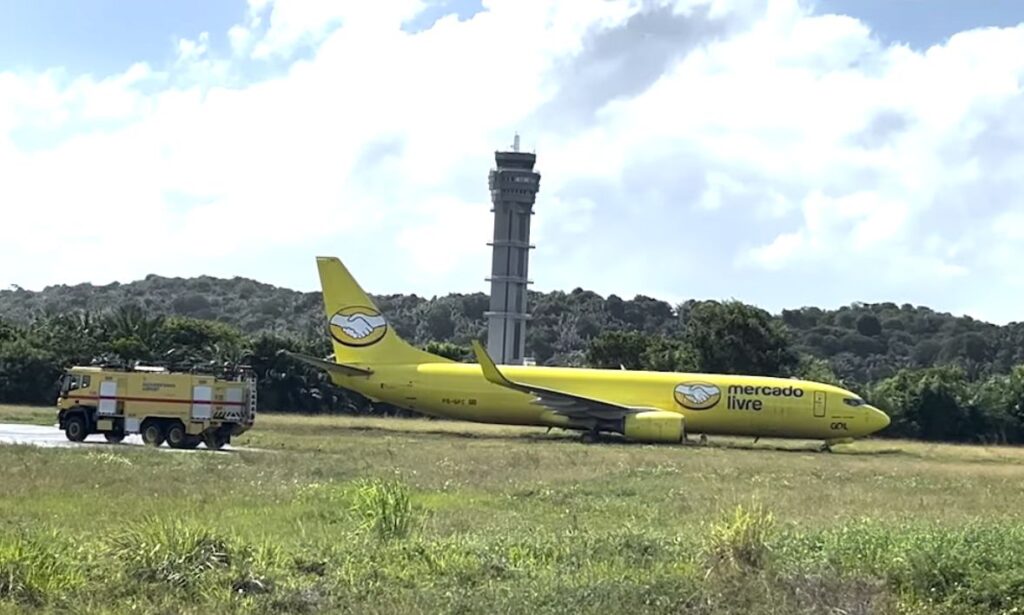Avião cargueiro da Gol sai da pista após pouso no Aeroporto de Salvador; não há feridos