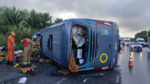 Ônibus tomba na BR-324 em Simões Filho, deixa um morto e quatro feridos